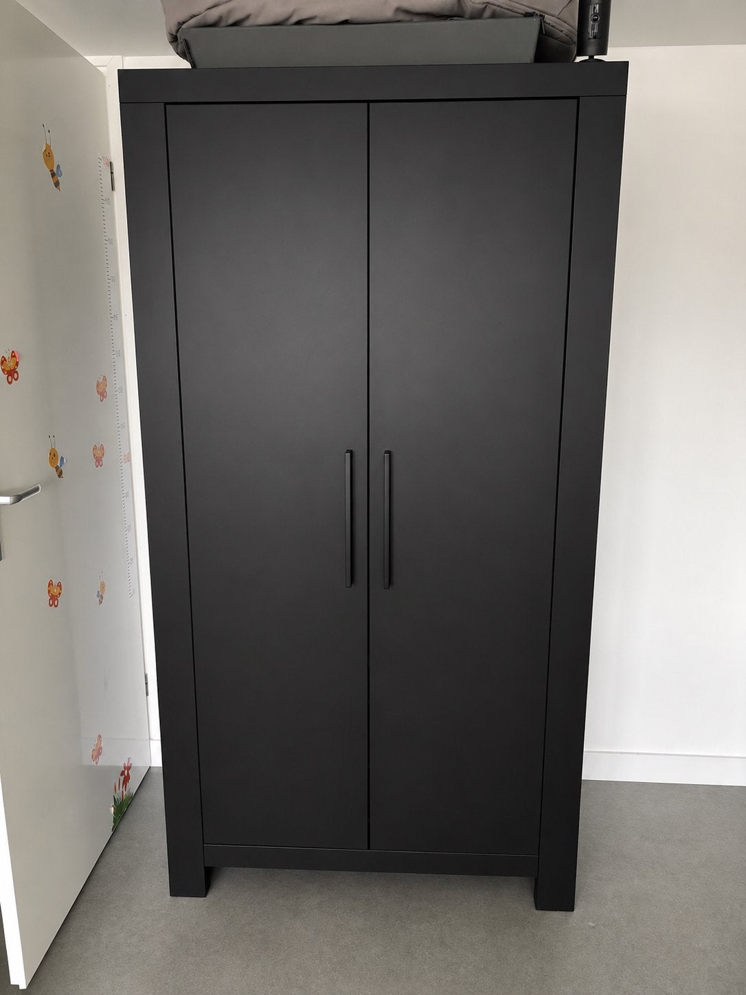 Mat zwarte kledingkast, Huis en Inrichting, Kasten | Kledingkasten, Ophalen, 100 tot 150 cm, Zo goed als nieuw, Minder dan 100 cm
