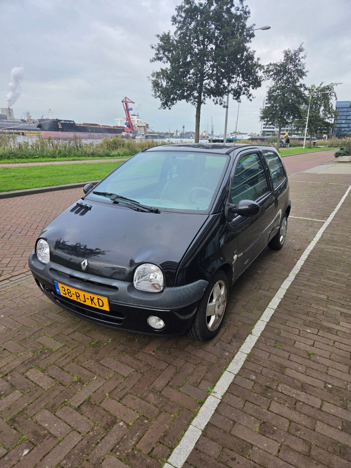 Renault Twingo 1.2 55KW Auth E3 2005 Zwart, Auto's, Voorwielaandrijving, 4 cilinders, 4 stoelen, Zwart