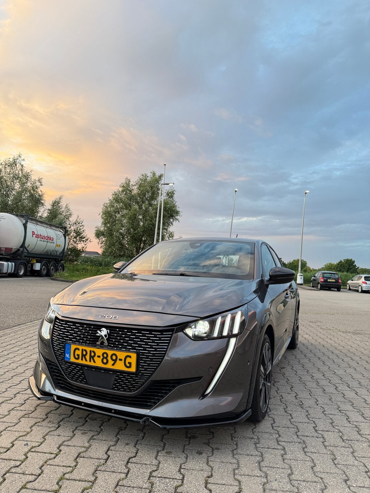 Peugeot 208 GT 1.2 Dealer onderhouden - Leader- Full Options, Auto's, Dealer onderhouden, 101 pk, Zwart, Leder