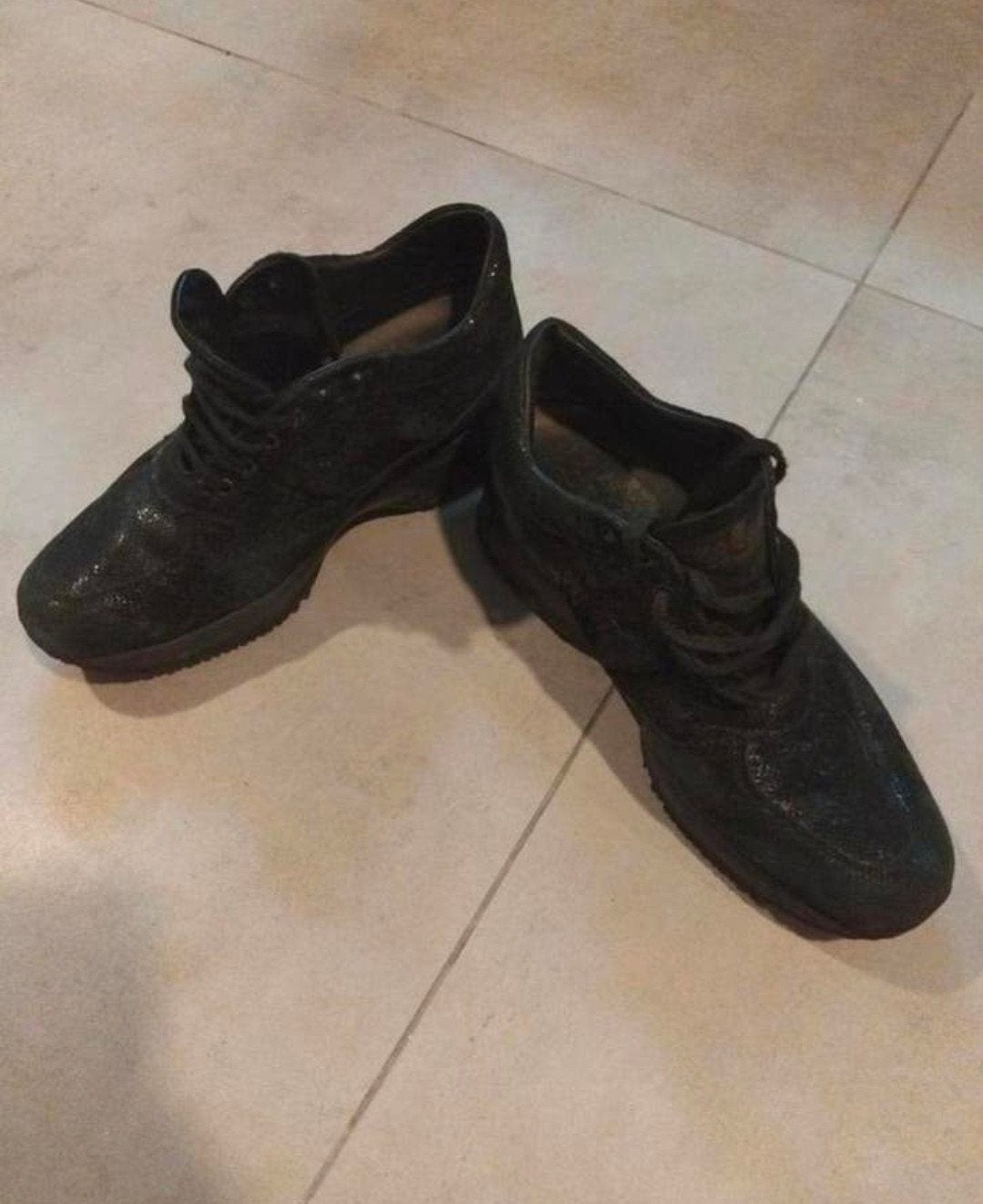 Hogan dames schoenen sneakers maat 39,5

Prijs 10, Ophalen of Verzenden