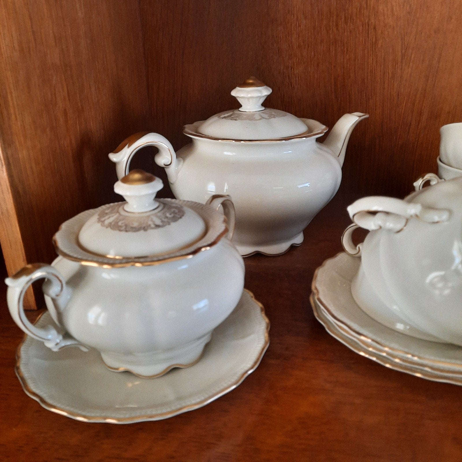 Crèmekleurig theeservies met gouden randje, Antiek en Kunst, Antiek | Servies compleet, Ophalen
