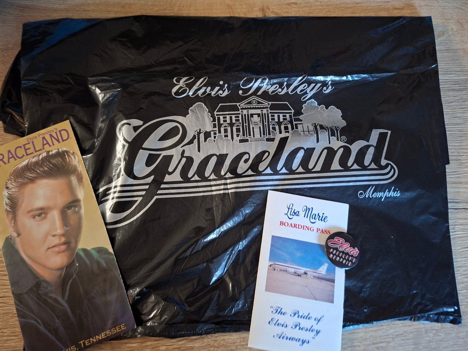 Elvis Presley Graceland folder, tasje en button jaren '90, Ophalen of Verzenden, Gebruikt, Overige typen