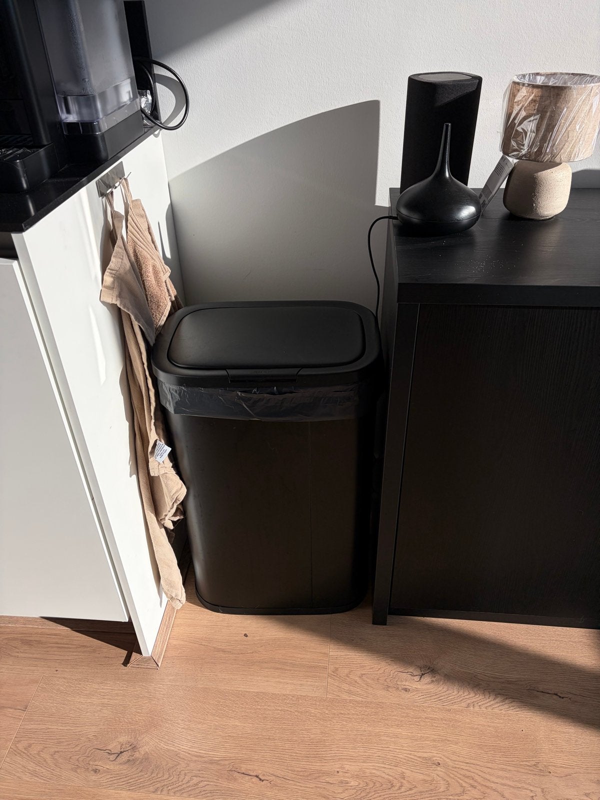 Zwarte prullenbak met drukdeksel, Ophalen, 50 – 75, Kunststof, 40 liter of meer