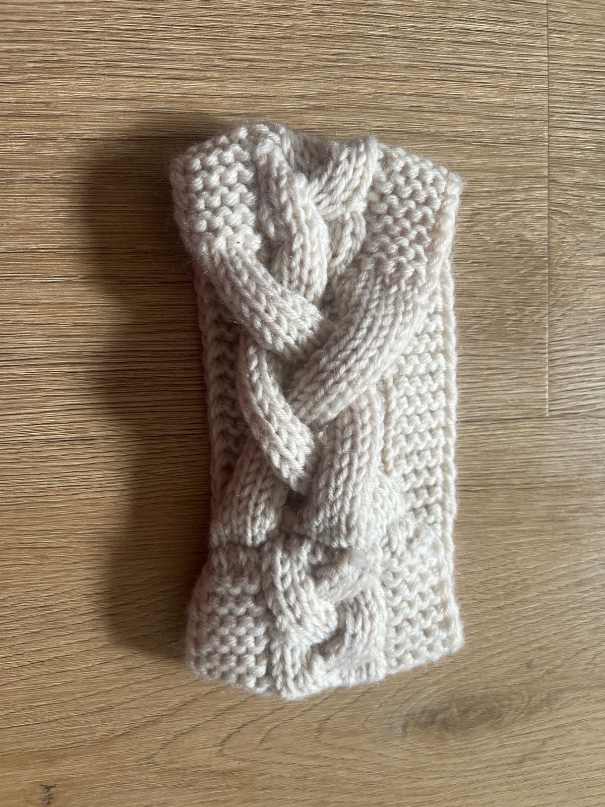 Gebreide oorwarmer/hoofdband met kabelpatroon, Ophalen of Verzenden, Nieuw, Maat 36 (S), Muts