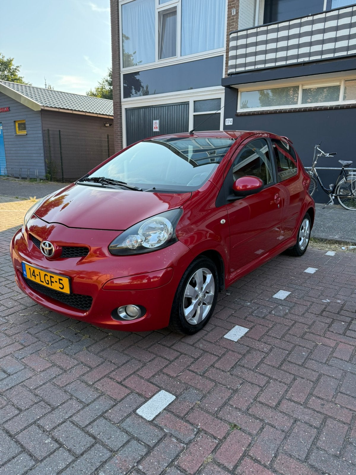 Toyota Aygo NAP 1.0 12V Vvt-i 5DRS 2010 Bordeaux/rood, Auto's, Toyota, Voorwielaandrijving, Zwart, 4 stoelen, Leder en Stof