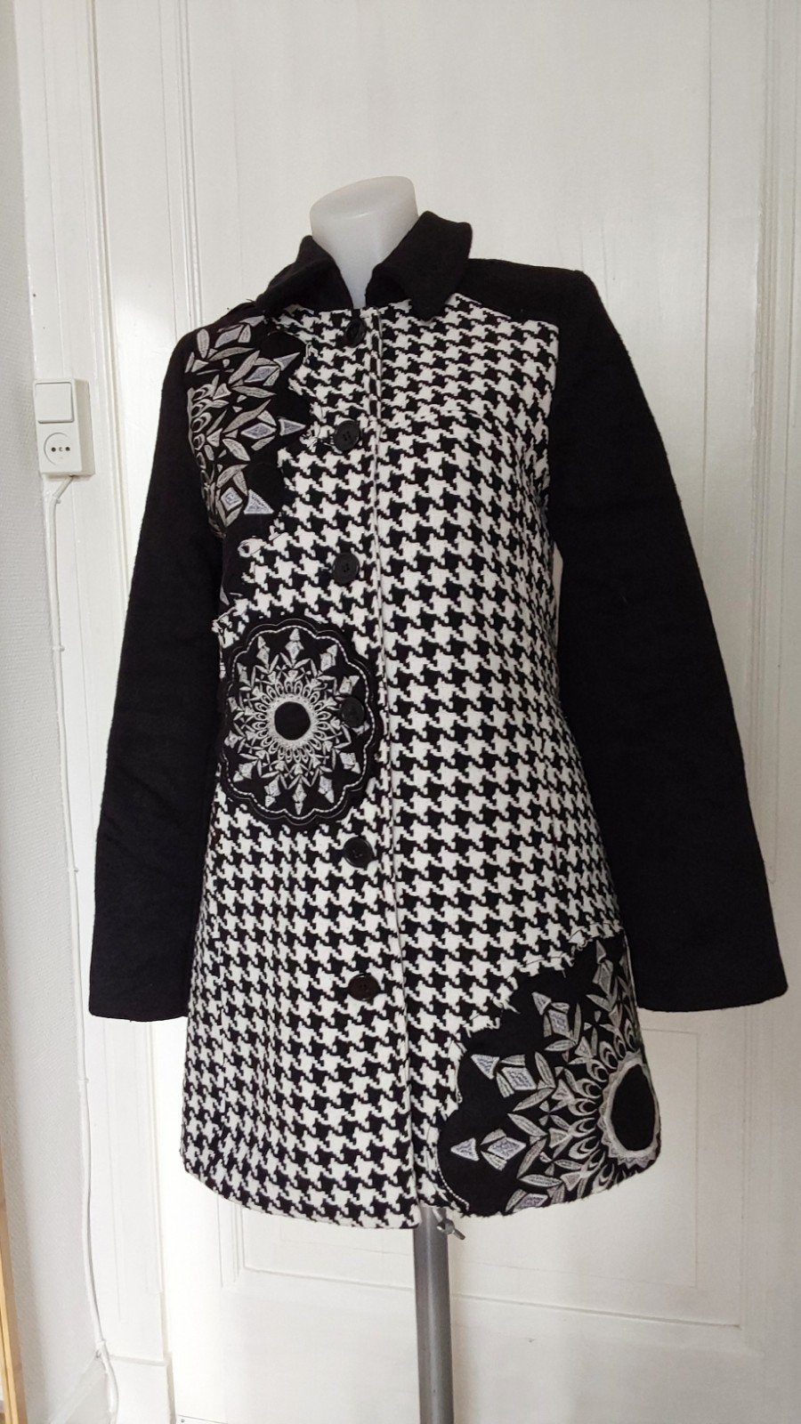 Leuke Desigual jas met borduursels maat 36, Zwart, Ophalen of Verzenden, Zo goed als nieuw, Desigual