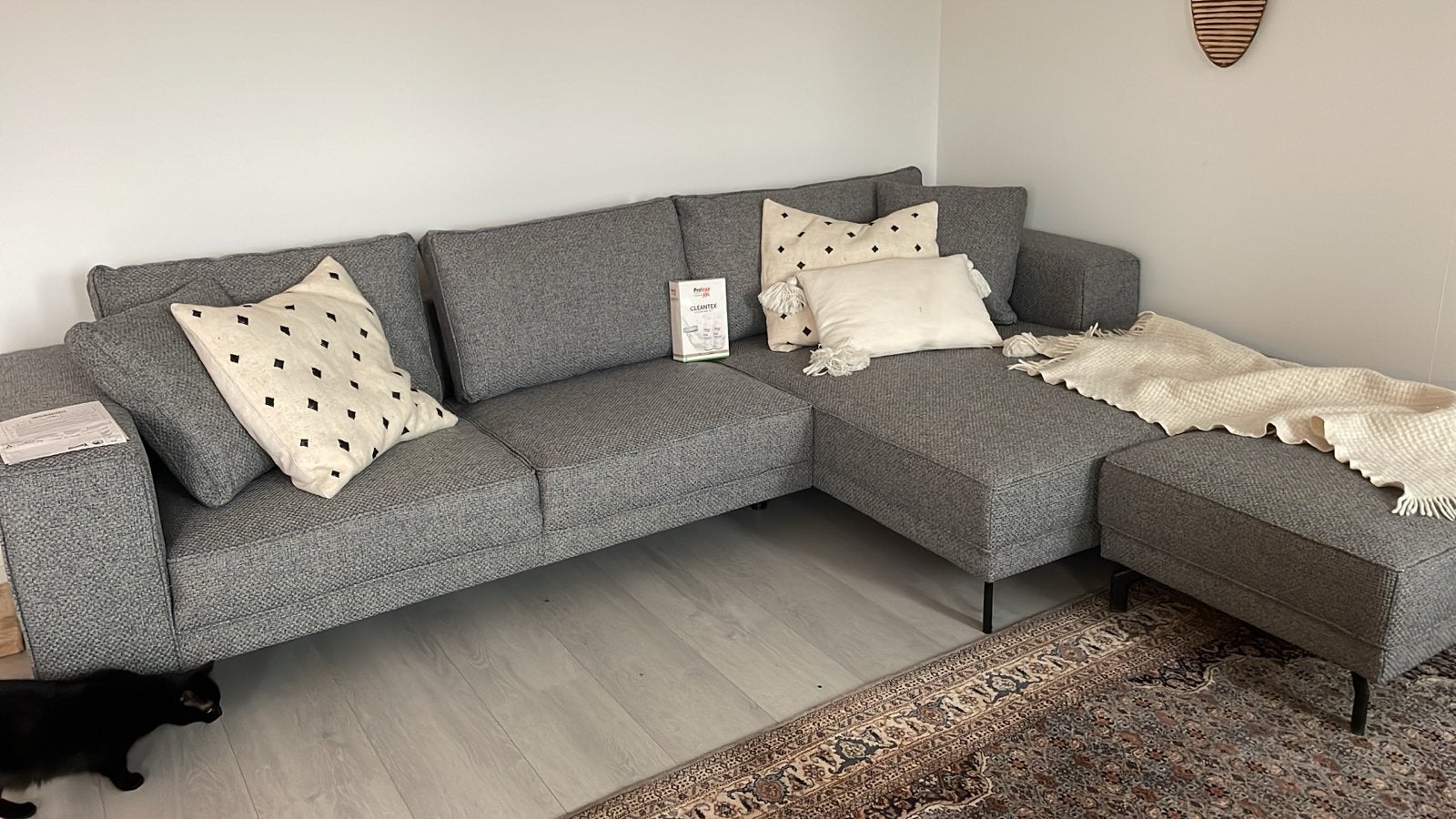 Moderne grijze hoekbank met chaise longue en hocker, Huis en Inrichting, Ophalen, 250 tot 300 cm, Gebruikt, 100 tot 125 cm