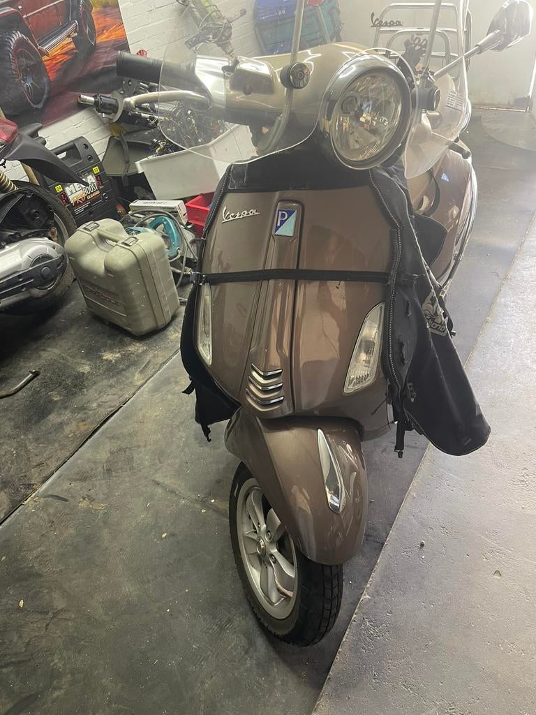 Vespa Primavera 2015 2e eigenaar nette scooter valschade, Ophalen, Zo goed als nieuw, Benzine, Overige modellen