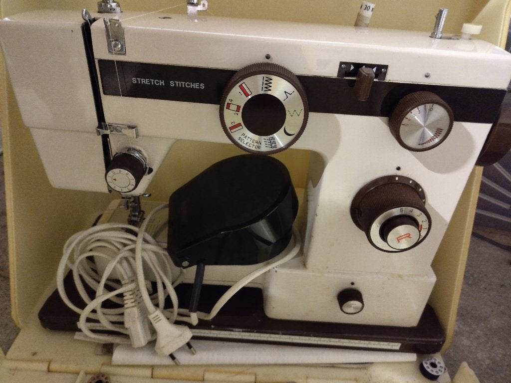 Werkende naaimachine, Ophalen, Gebruikt, Naaimachine, Overige merken