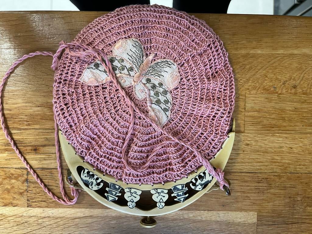 Roze gehaakt handtasje met vlinder, Sieraden, Tassen en Uiterlijk, Tassen | Damestassen, Ophalen of Verzenden, Gebruikt, Roze