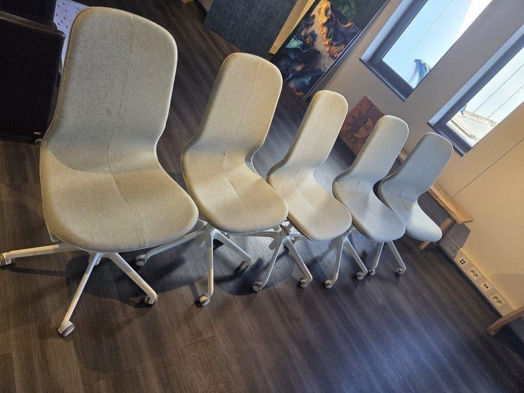 5x Lichtgrijze gestoffeerde vergaderstoel op wielen, Ophalen, Gebruikt, Modern, Vergaderstoel, Bureaustoel, Vijf, Zes of meer stoelen