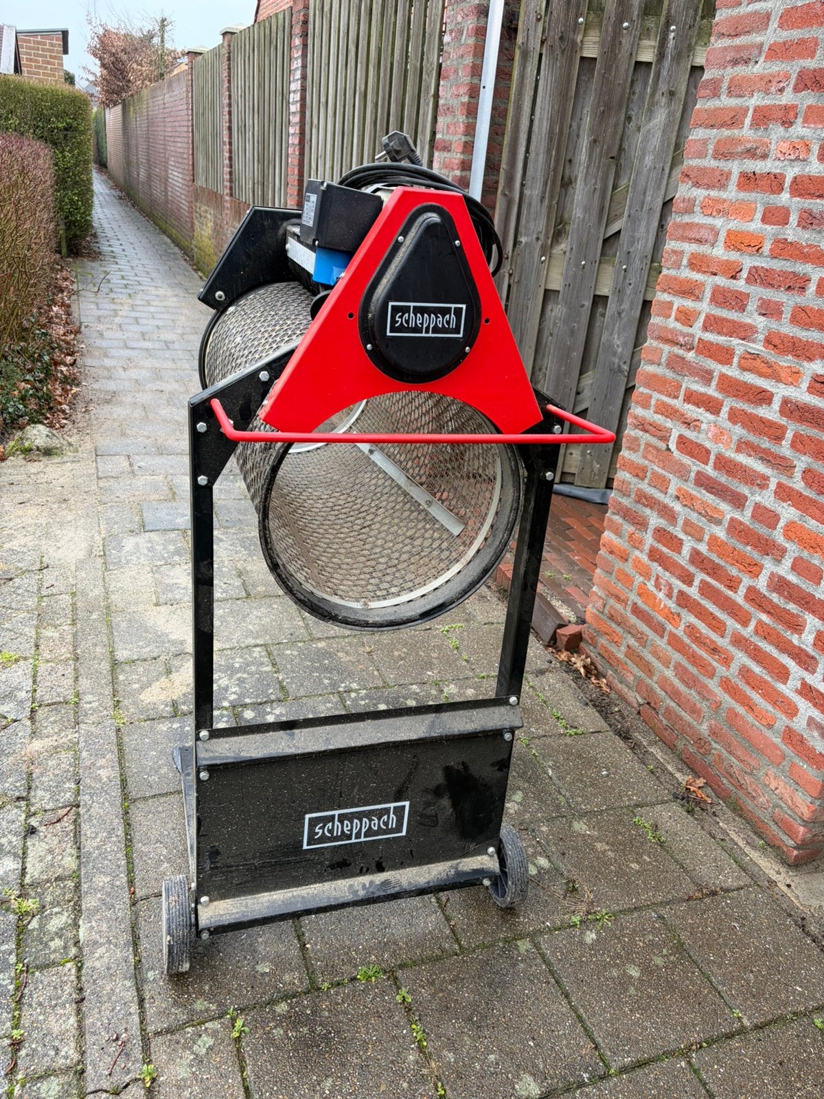 Te huur: Scheppach rolzeef / grondzeef 400watt, Ophalen, Zo goed als nieuw