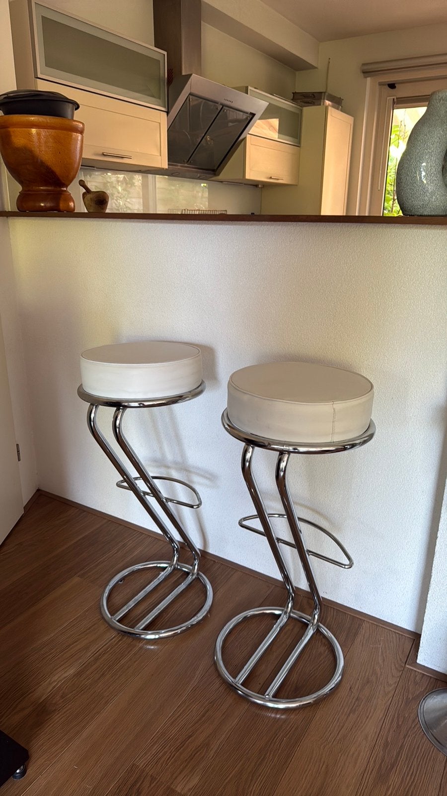 Moderne wit lederen barkrukken, nog 2 over, Ophalen, 5 krukken of meer, 60 tot 90 cm, Leer