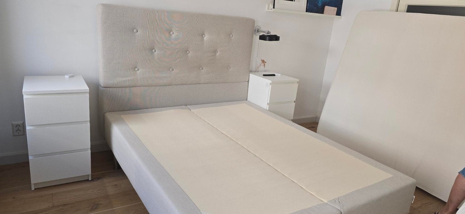 IKEA Boxspring frame lichtgrijs/beige, Huis en Inrichting, Slaapkamer | Bedden, Ophalen, Tweepersoons, Grijs, 160 cm