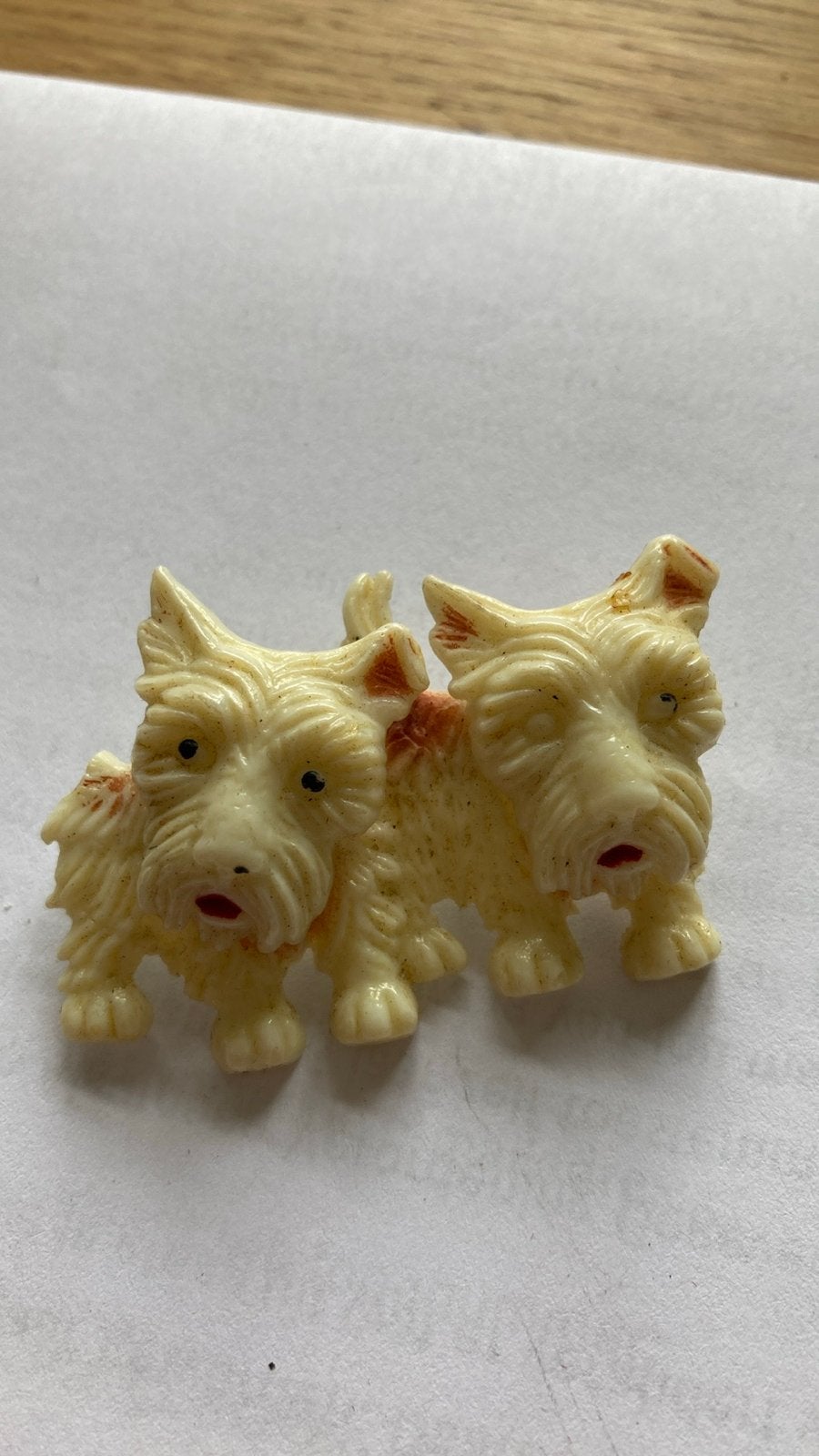 Vintage Broche Twee Schotse Terriers Honden Crème Kleur, Overige materialen, 4 tot 7 cm, Gebruikt, Beige