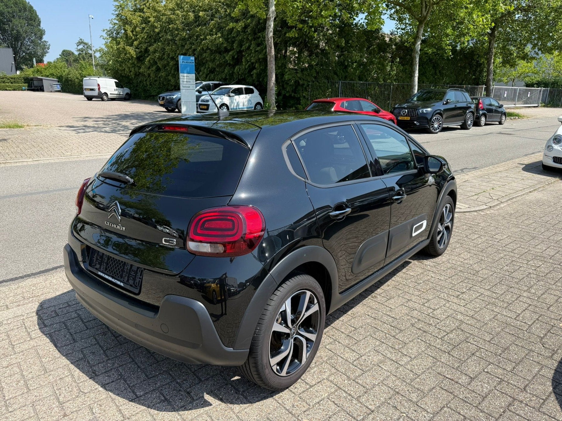 Citroen C3 1.2 PureTech Shine, Navi, Airco, Keyless, NAP INC, Auto's, Citroën, 450 kg, Gebruikt, 1199 cc, Zwart