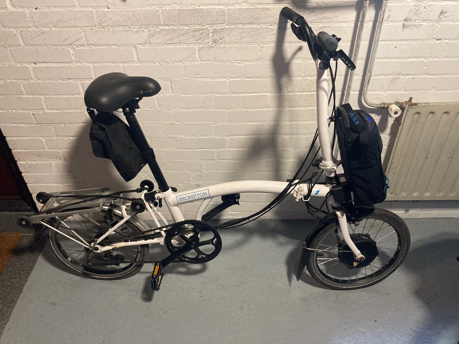 Foto 9 van Brompton electric, 2 stuks, één zwart, één wit, prima staat