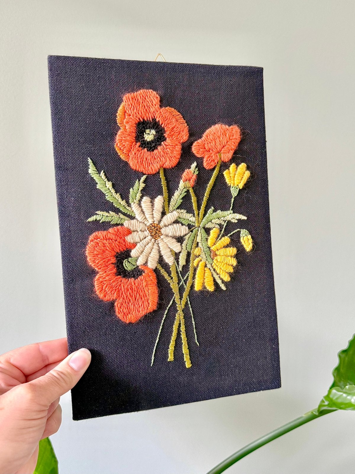 Vintage geborduurde bloemen wanddecoratie, Ophalen of Verzenden