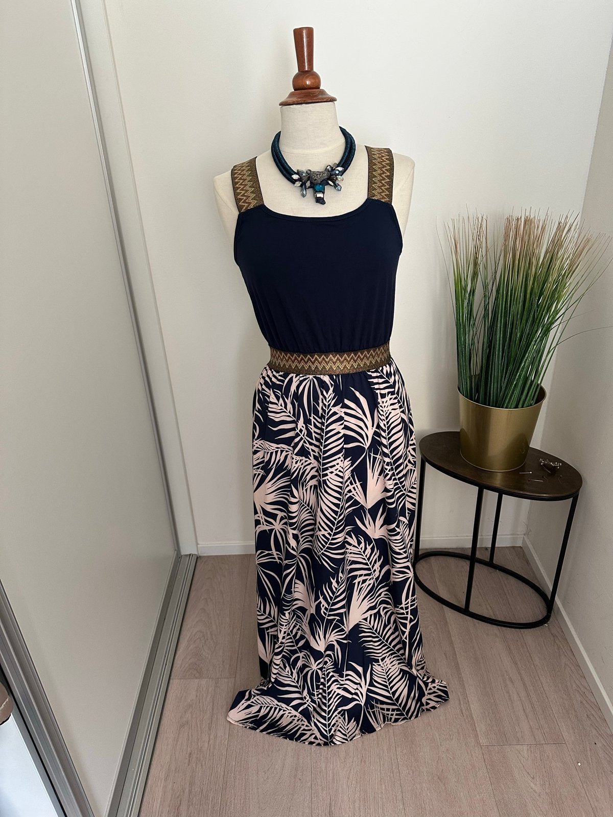 Nieuwe Maxi jurk donkerblauw met gouden details (L), Kleding | Dames, Jurken, Maat 38/40 (M), Blauw, Nieuw, Ophalen of Verzenden
