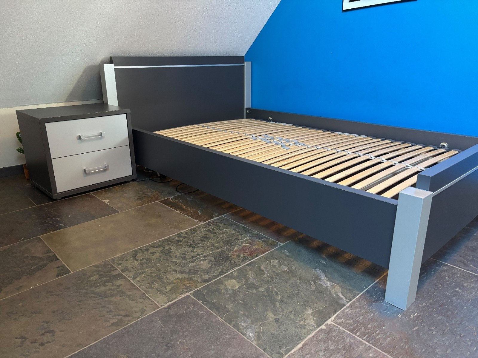 Bed 120x200 cm met nachtkastje, Ophalen, Gebruikt, Twijfelaar, 120 cm