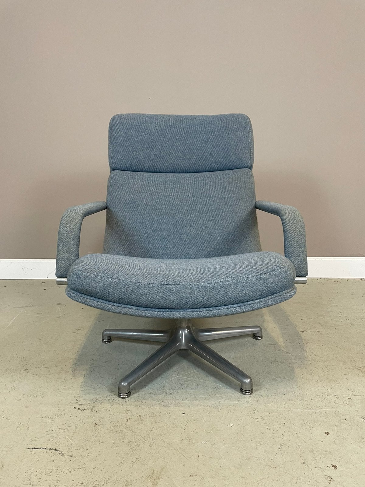 Artifort F141 draaifauteuil Geoffrey D. Harcourt ZGAN, Huis en Inrichting, Ophalen, Gebruikt, Stof