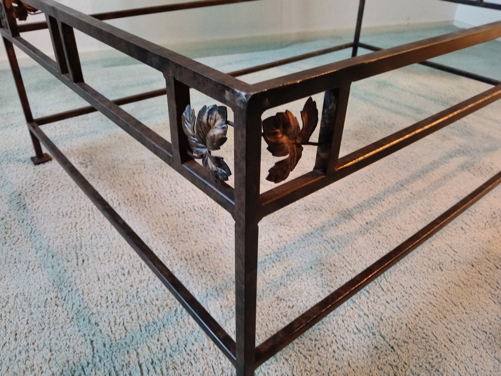 Smeetijzeren salontafel met glasplaat en druivenblad decorat, Gebruikt, 100 tot 150 cm, Klassiek, decoratief, Metaal