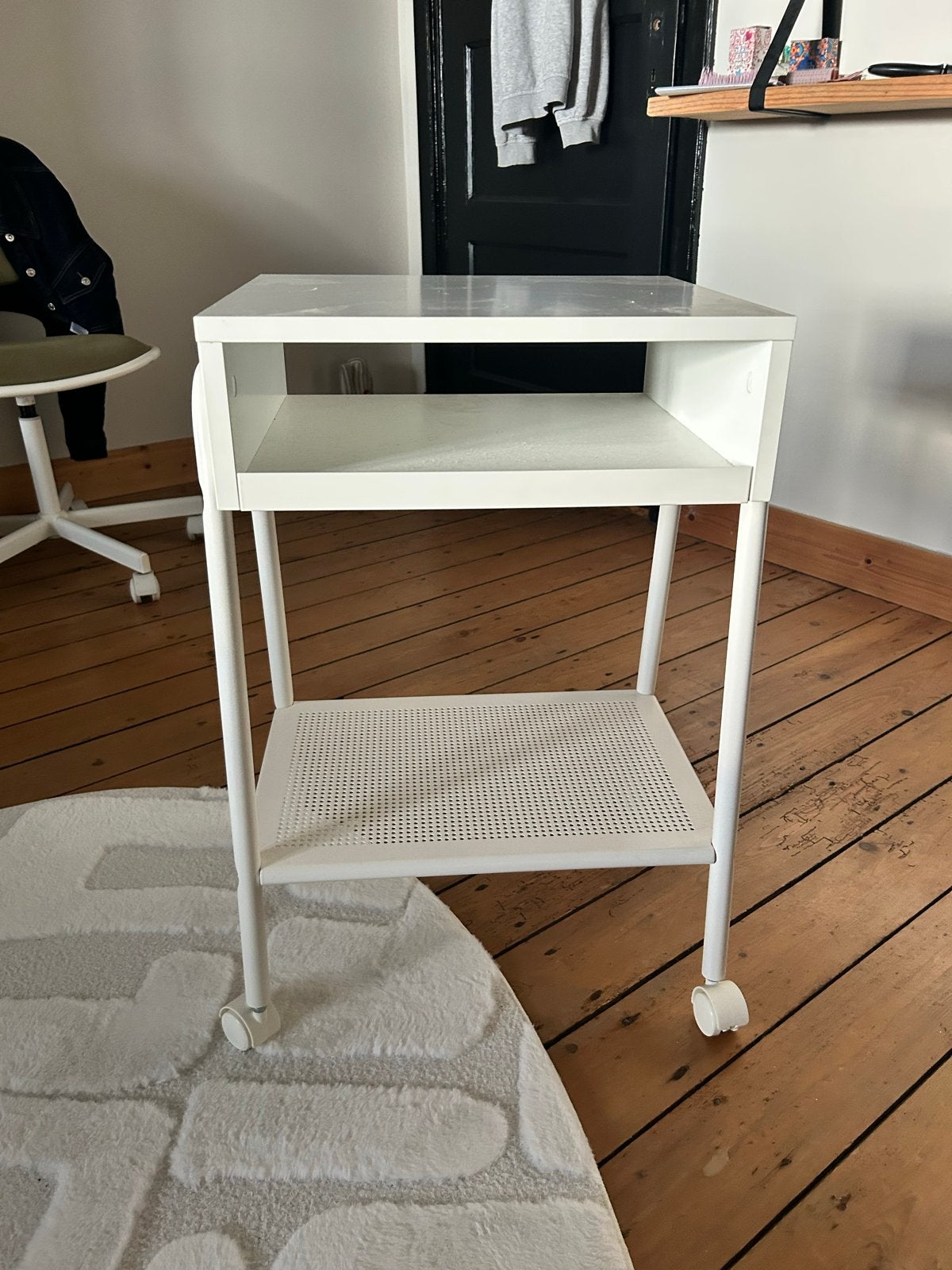 2 Ikea nachtkastjes met wieltjes - wit, Huis en Inrichting, Slaapkamer | Nachtkastjes, Ophalen, Gebruikt, Minder dan 45 cm, Metaal of Aluminium