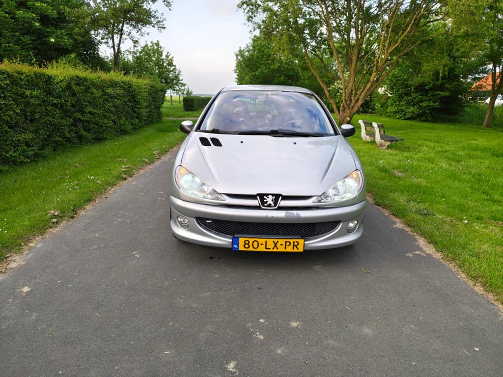 Peugeot 206 1.6 16V Gentry 3D 2003 Grijs, Auto's, Voorwielaandrijving, Sound system, 40 €/maand, Zwart