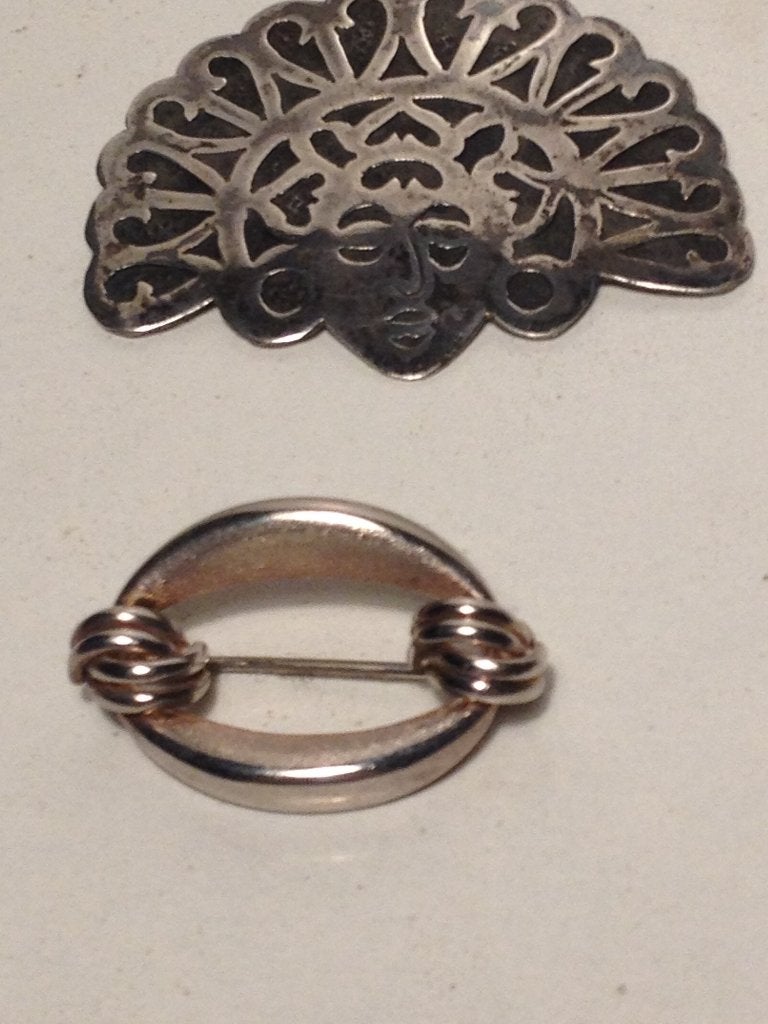 12 zilveren broches + 1 paar manchetknopen, Gebruikt, Verzenden, Met kristal, Minder dan 4 cm