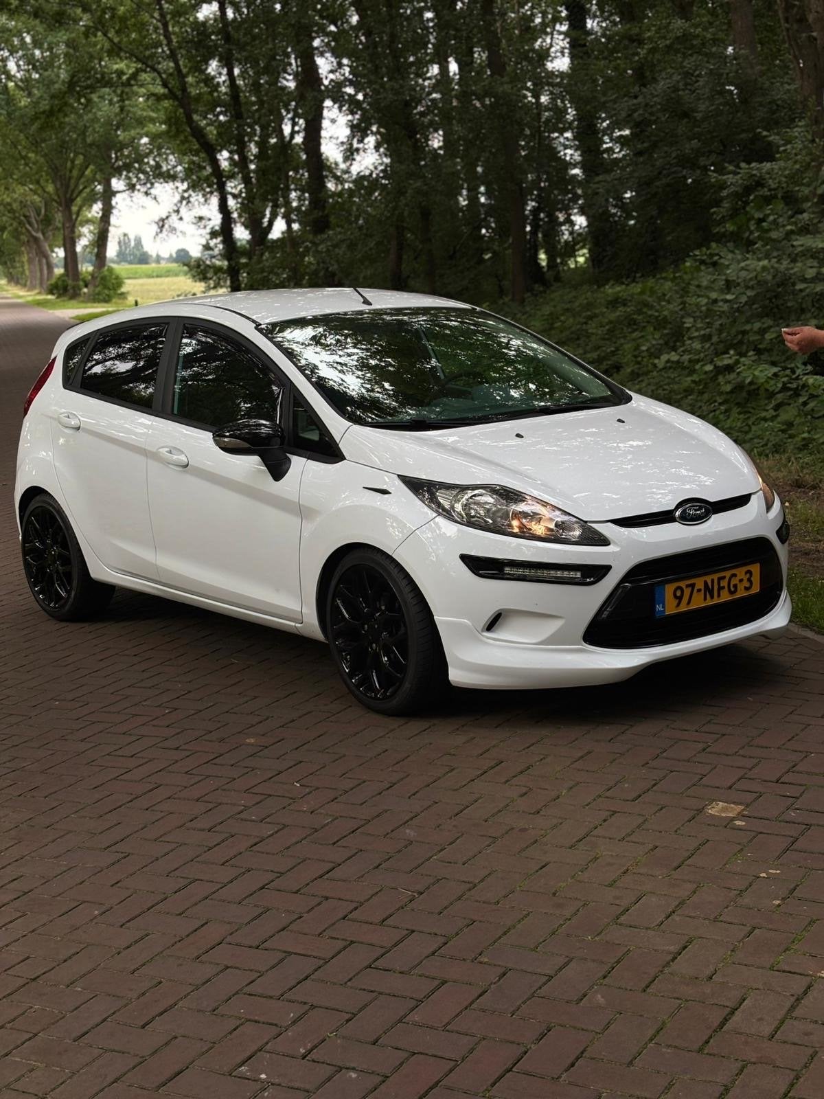 Ford Fiësta 1.25 44KW 5DR 2010 Wit, Auto's, Ford, Voorwielaandrijving, 40 €/maand, 1242 cc, 4 cilinders