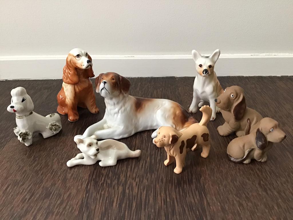 7 porseleinen hondjes + 1 van plastic, Ophalen of Verzenden, Zo goed als nieuw, Hond of Kat, Beeldje of Figuurtje