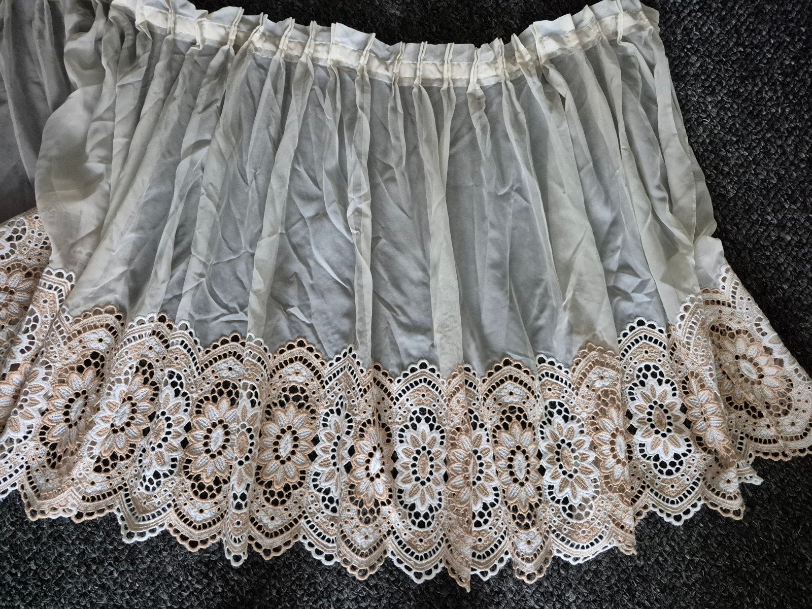 strook vitrage met haakjes - 425x90 cm, kanten rand 27 cm, Vitrage, Gebruikt, Ophalen of Verzenden, Beige