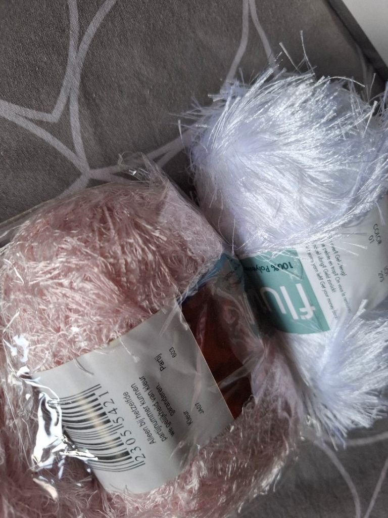 4 bolletjes fluffie wol voor € 2,-, Ophalen, Nieuw, Breien of Haken, Wol of Garen