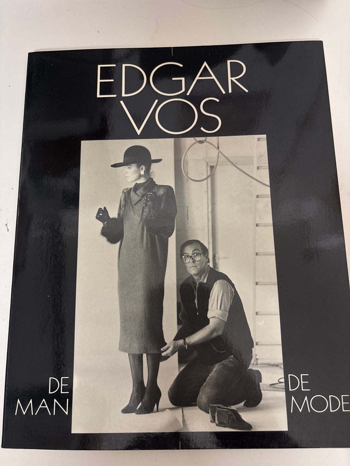 Edgar Vos: De Man De Mode - Boek over Nederlandse couturier, Boeken, Ophalen of Verzenden, Gelezen, Couturiers