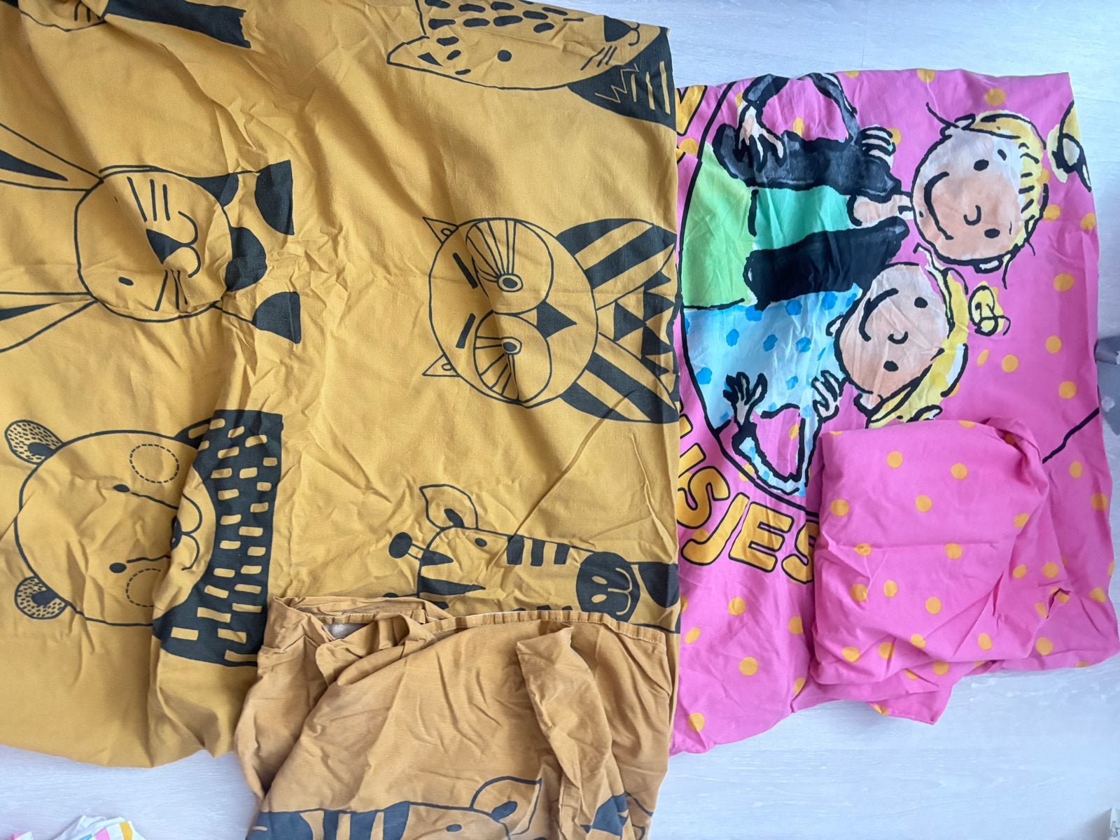 2x Kinder dekbedovertrek: geel met dieren, roze met figuren, Gebruikt, Eenpersoons, Ophalen of Verzenden, Geel