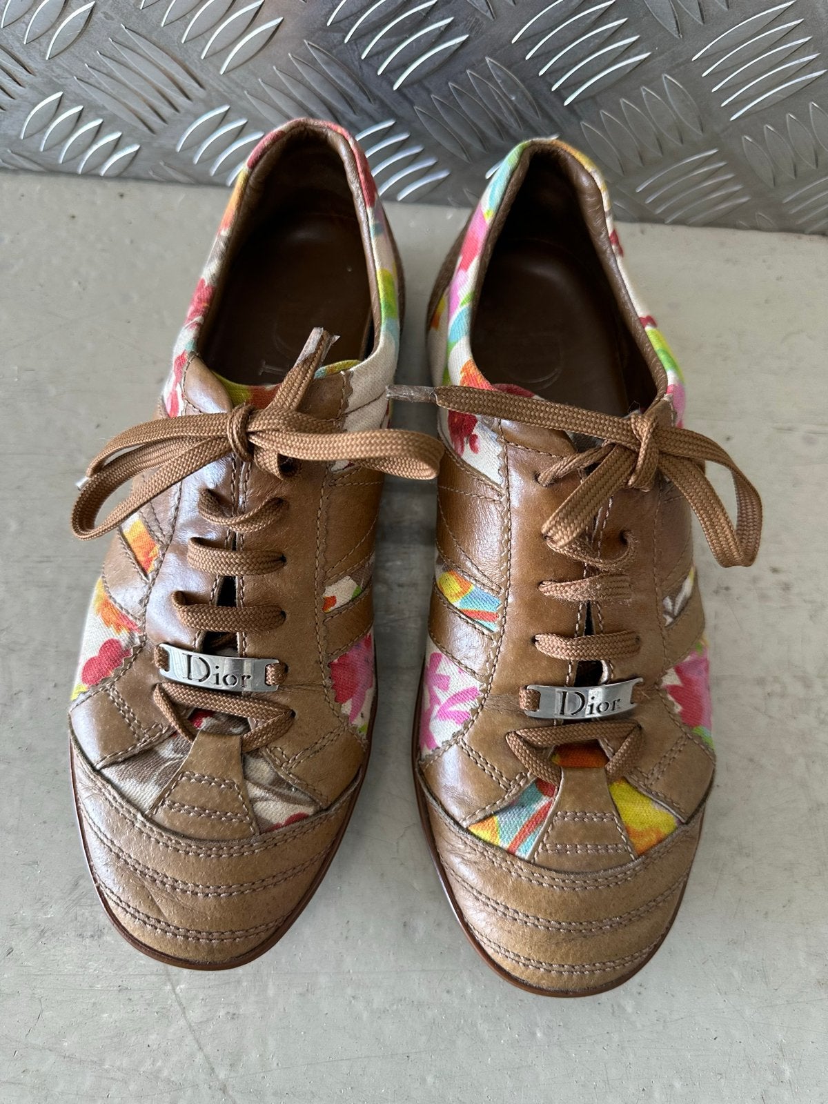 Vintage Dior sneakers met bloemenprint, Bruin, Ophalen of Verzenden, Sneakers of Gympen, Gedragen
