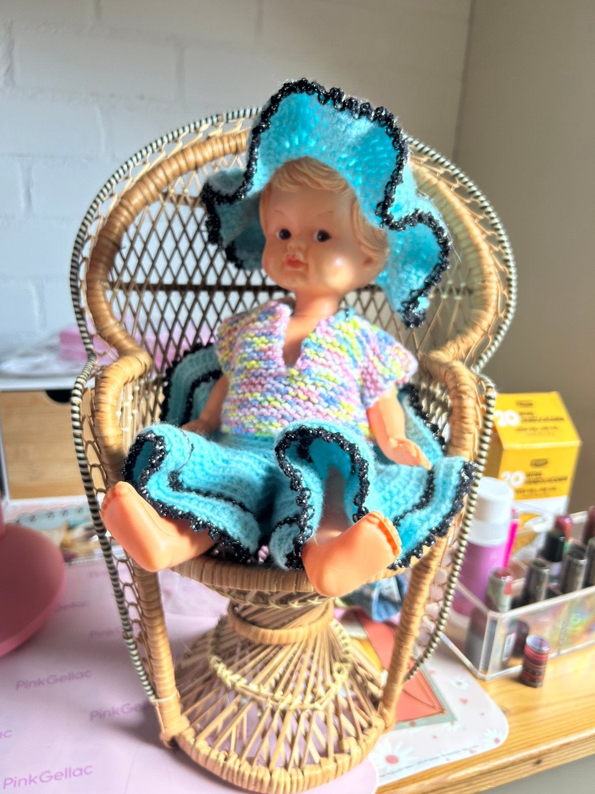 Vintage babypop meisje in rotan stoeltje, Ophalen of Verzenden