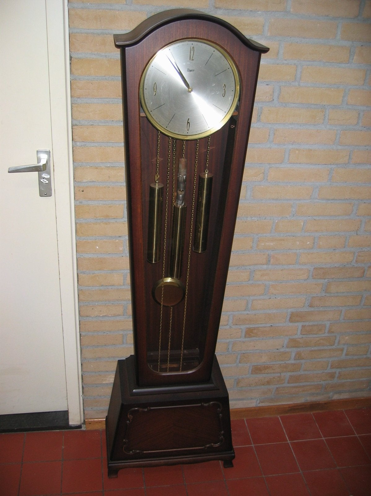 Antieke wandklok met slinger en gewichten, Ophalen