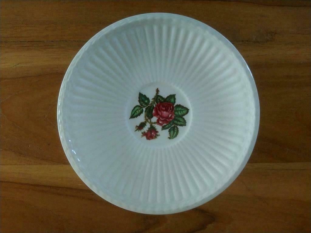 Wedgwood Moss Rose schoteltje 13 cm, Ophalen, Zo goed als nieuw, Wedgwood, Kop(pen) en/of Schotel(s)