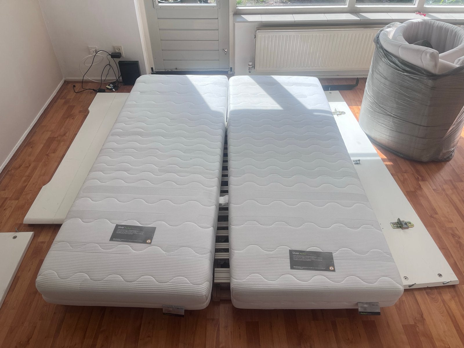 Gratis Tweepersoons met lattenbodem en matras 160 bij 210, Huis en Inrichting, Slaapkamer | Bedden, Ophalen, Gebruikt, Tweepersoons