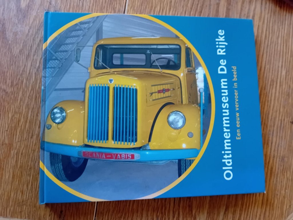 Fotoboek Oldtimermuseum De Rijke - Een eeuw vervoer in beeld, Ophalen of Verzenden, Gelezen, Tractor en Landbouw