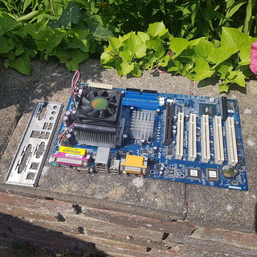 Vintage moederbord ASRock K7VT4A+ met  Sempron 2400+, Ophalen of Verzenden, Gebruikt, Overige typen