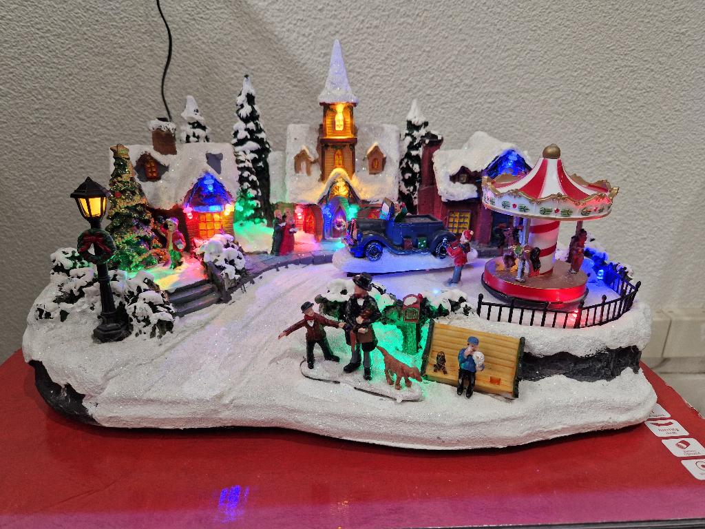 Luville specials – Village with driving car, Diversen, Kerst, Zo goed als nieuw, Ophalen of Verzenden
