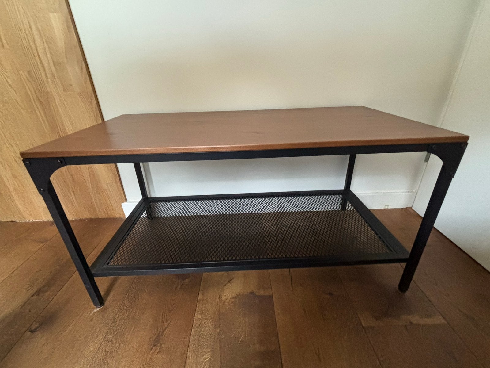 Bijzettafel/salontafel met metalen rooster, Huis en Inrichting, Tafels | Salontafels, Gebruikt, 100 tot 150 cm, Overige houtsoorten