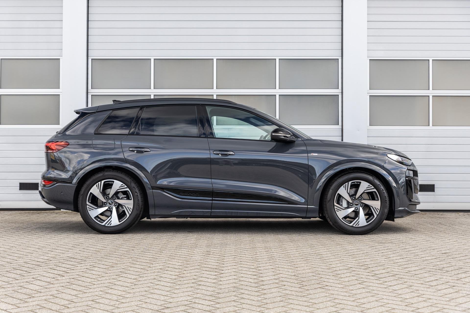 Audi Q6 e-tron 252pk S Edition 83 kWh | Luchtvering | Panora, Automaat, 12 maanden, Achterwielaandrijving, Zwart