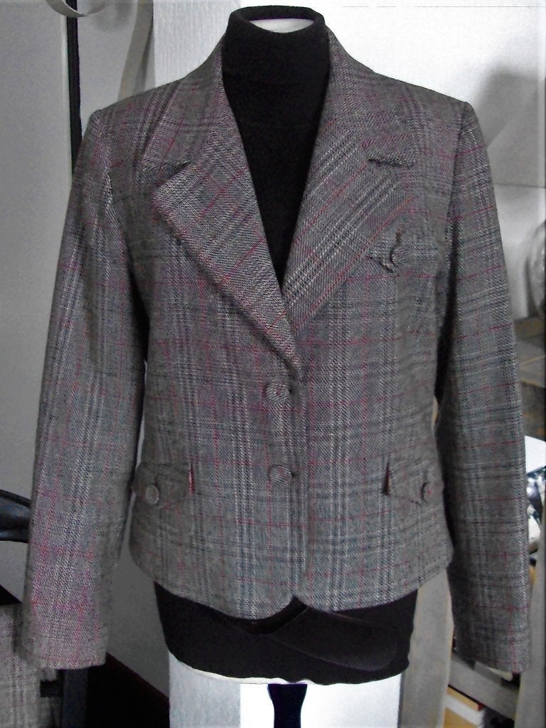 Stijlvol geruit pak - bruin met rood accent PROMISS Maat M, Maat 38/40 (M), Promiss, Kostuum of Pak, Bruin