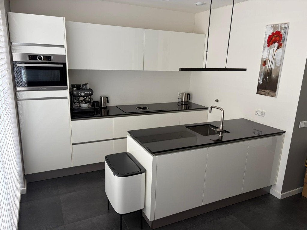 Luxe witte eilandkeuken incl. Bosch, AEG,en BoraGEDEMONTEERD