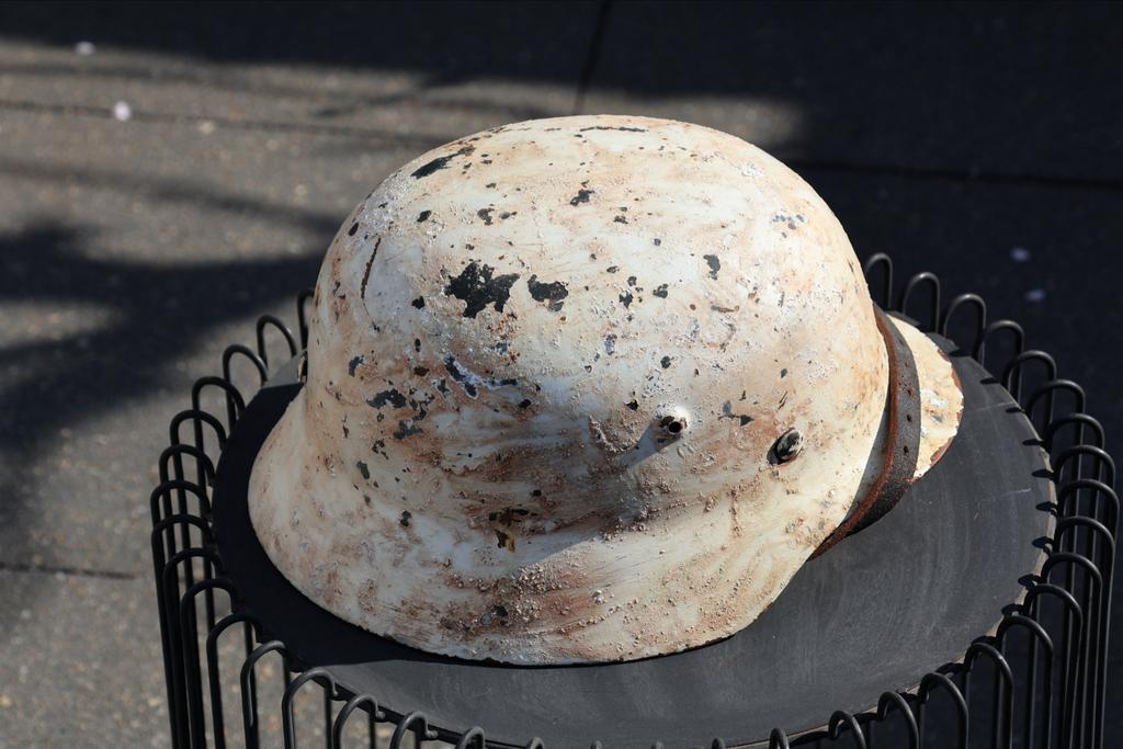 Repro M40 helm met wintercamo, Verzamelen, Ophalen of Verzenden, Landmacht, Duitsland, Helm of Baret