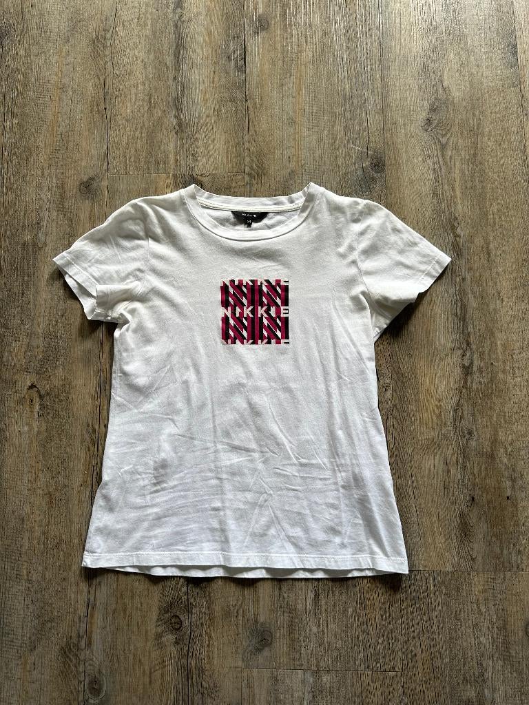 Witte NIKKIE T-shirt met een opvallende print, maat 24, ZGAN, Wit, Ophalen of Verzenden, Zo goed als nieuw, Maat 34 (XS) of kleiner