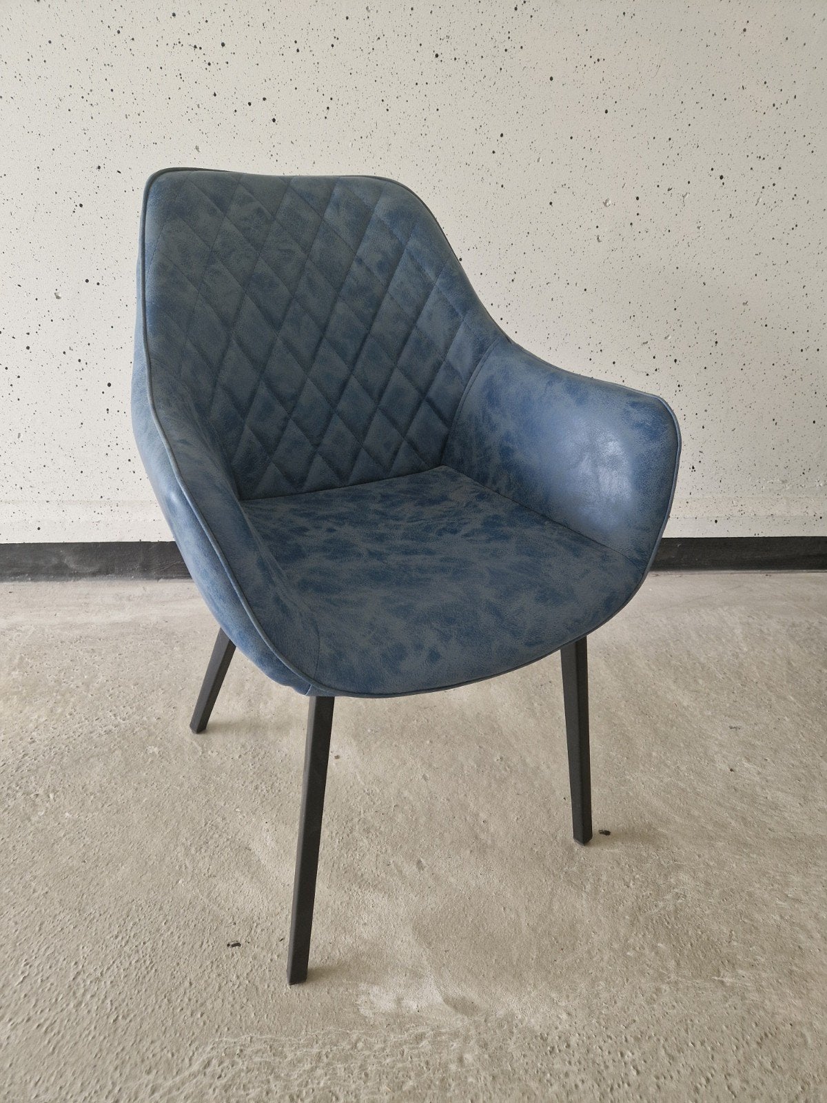 Mooie Blauwe Eetkamerstoel met Gecapitonneerde Rugleunin, Huis en Inrichting, Stoelen, Ophalen, Modern, Industrieel, Luxe, Blauw